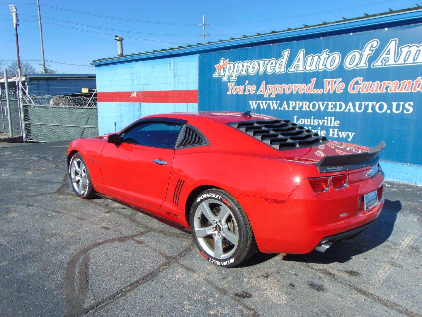 2010 Red Chevrolet Camaro (2G1FK1EJ1A9) with an V8 6.2 Liter engine, Automatic, 6-Spd w/Overdrive and TAPshift transmission, located at 2105 Dixie Hwy, Louisville, KY, 40210, (502) 772-3333, 38.220932, -85.795441 - Photo#20